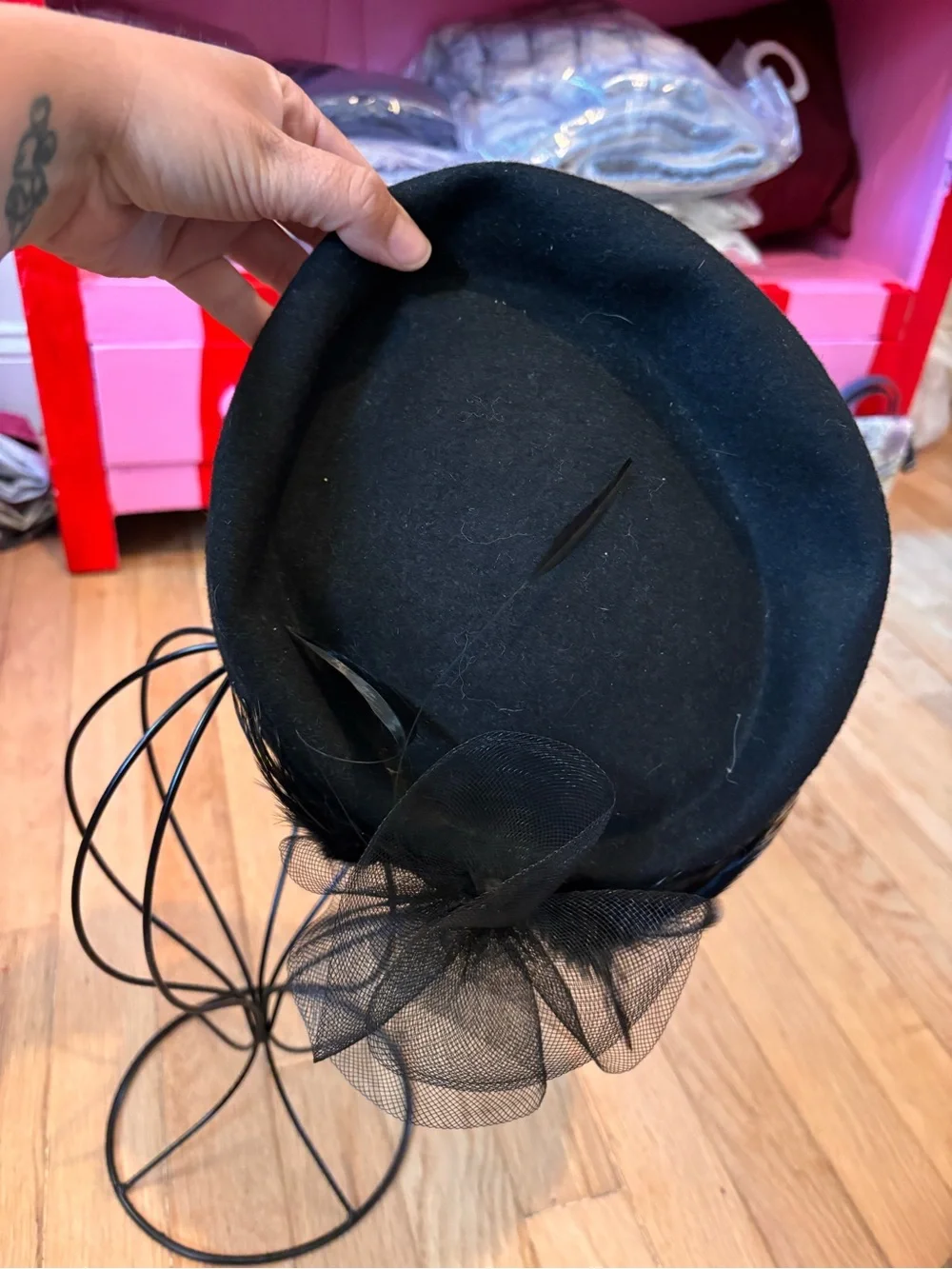 Vintage Black Wool Pillbox Hat Fascinator Mesh Bow Feather Church Elegant - Picture 4 of 5
